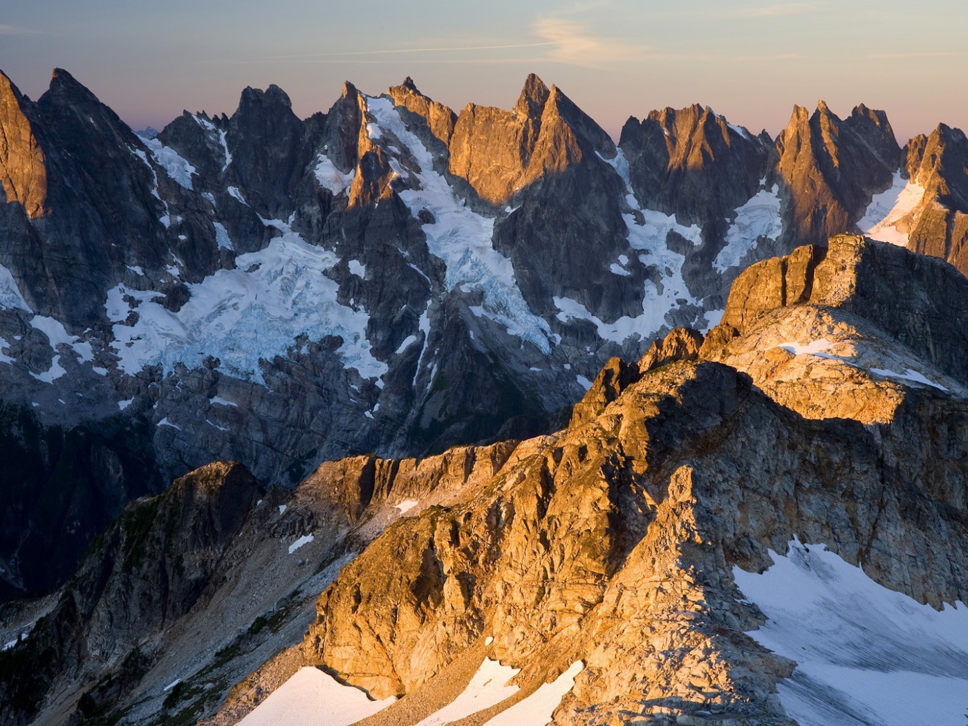 Острые пики горных вершин