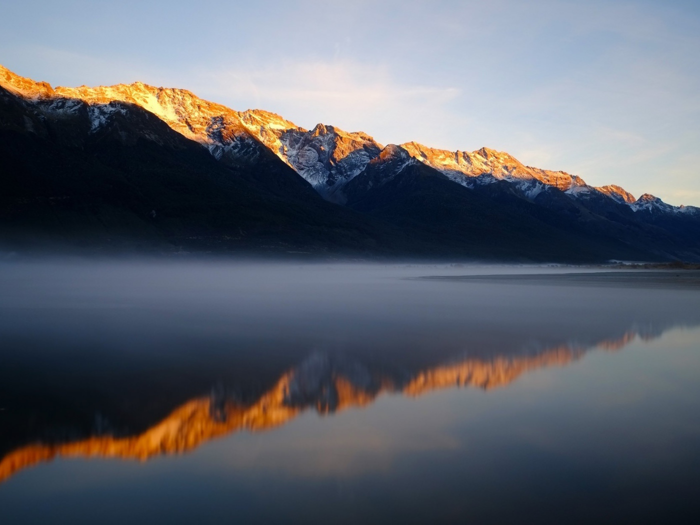 Солнце освещает горные вершины