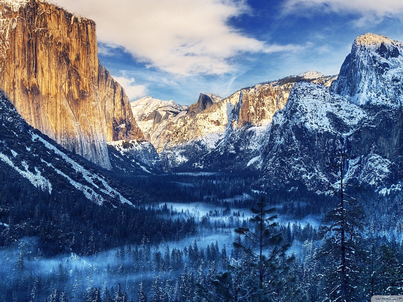 Долина среди заснеженных скал