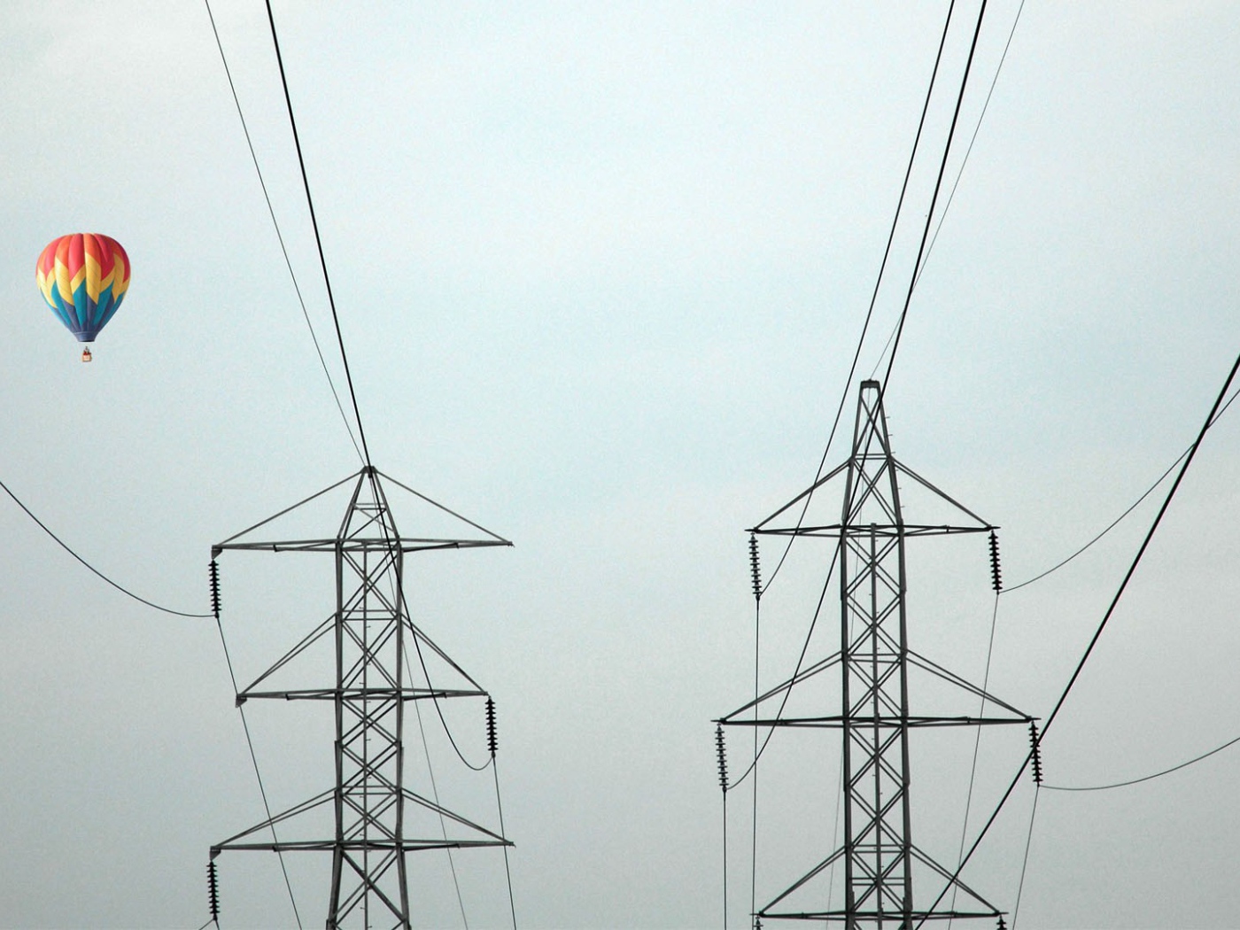 Воздушный шар над ЛЭП