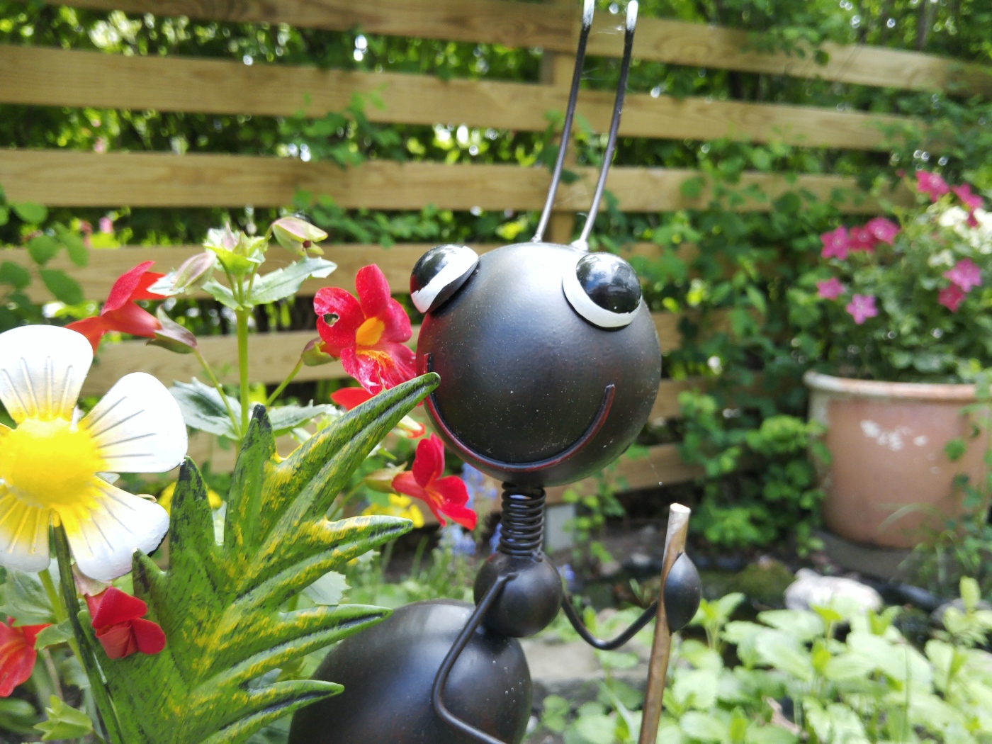 Фигурка муравья в саду