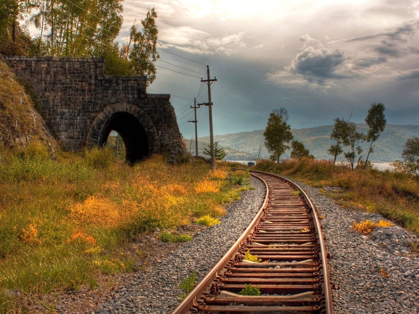 Старая железная дорога у разрушенного тоннеля