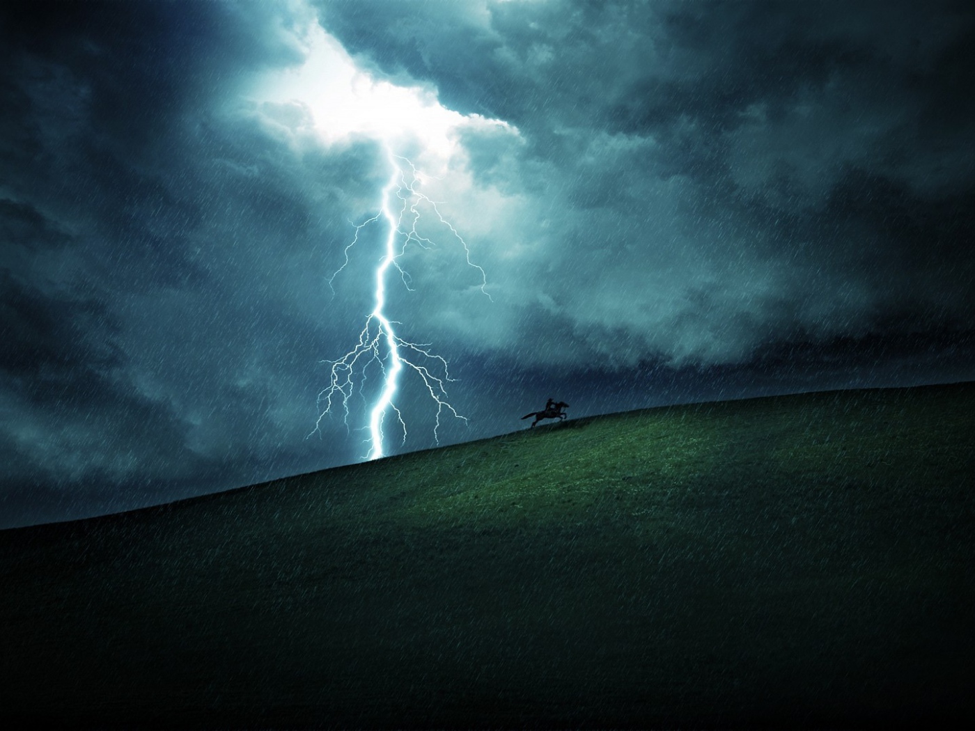 Всадник убегает от молнии и грозы