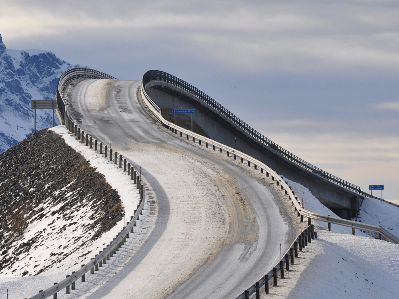 Крутой подъем на мост