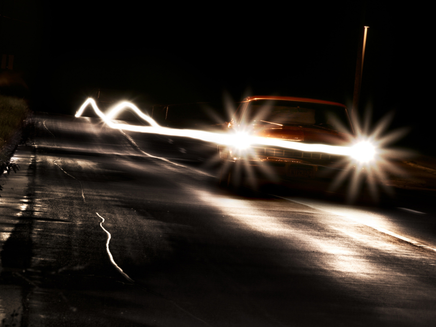 Автомобиль на ночной дороге