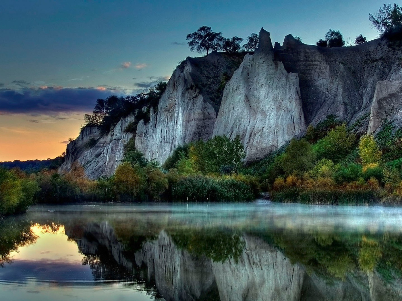 Отвесные скалы на берегу реки