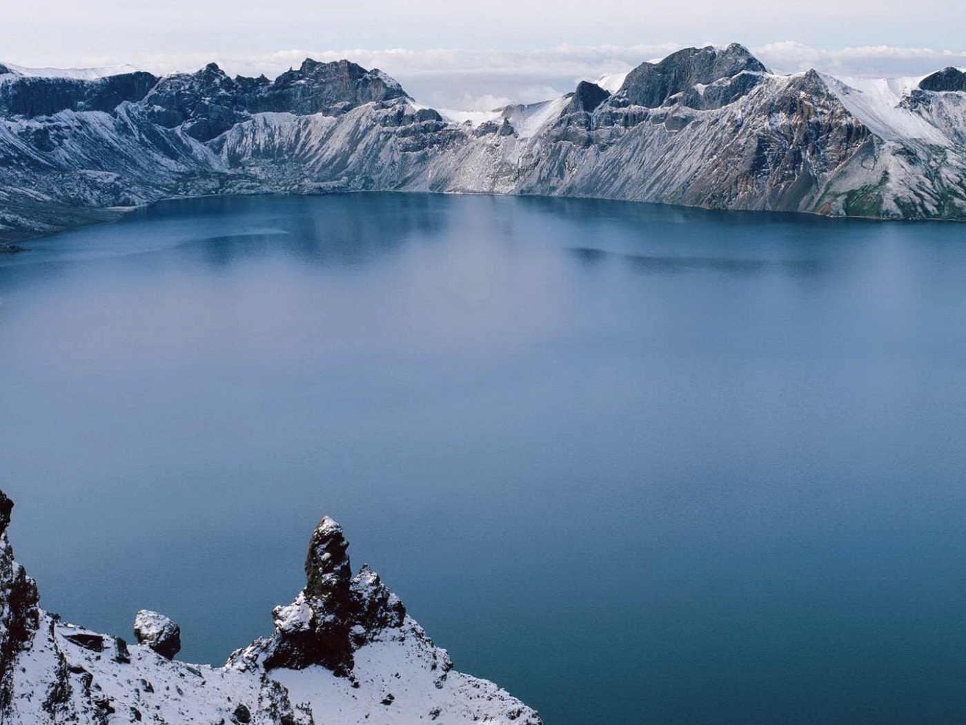Темное озеро в жерле старого вулкана