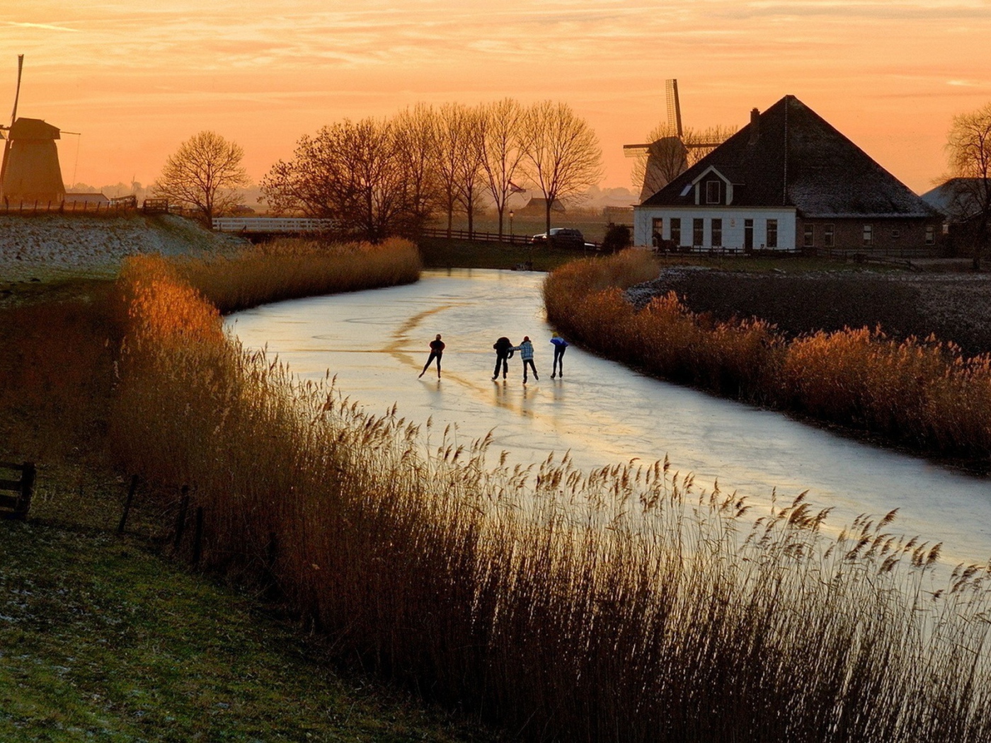 Дети катаются на коньках по замерзшей реке в Нидерландах