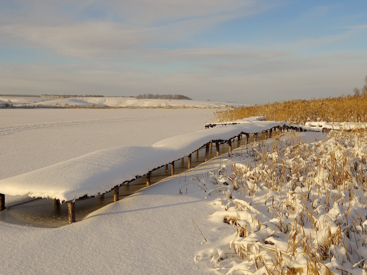 Причал для лодок на замерзшем озере