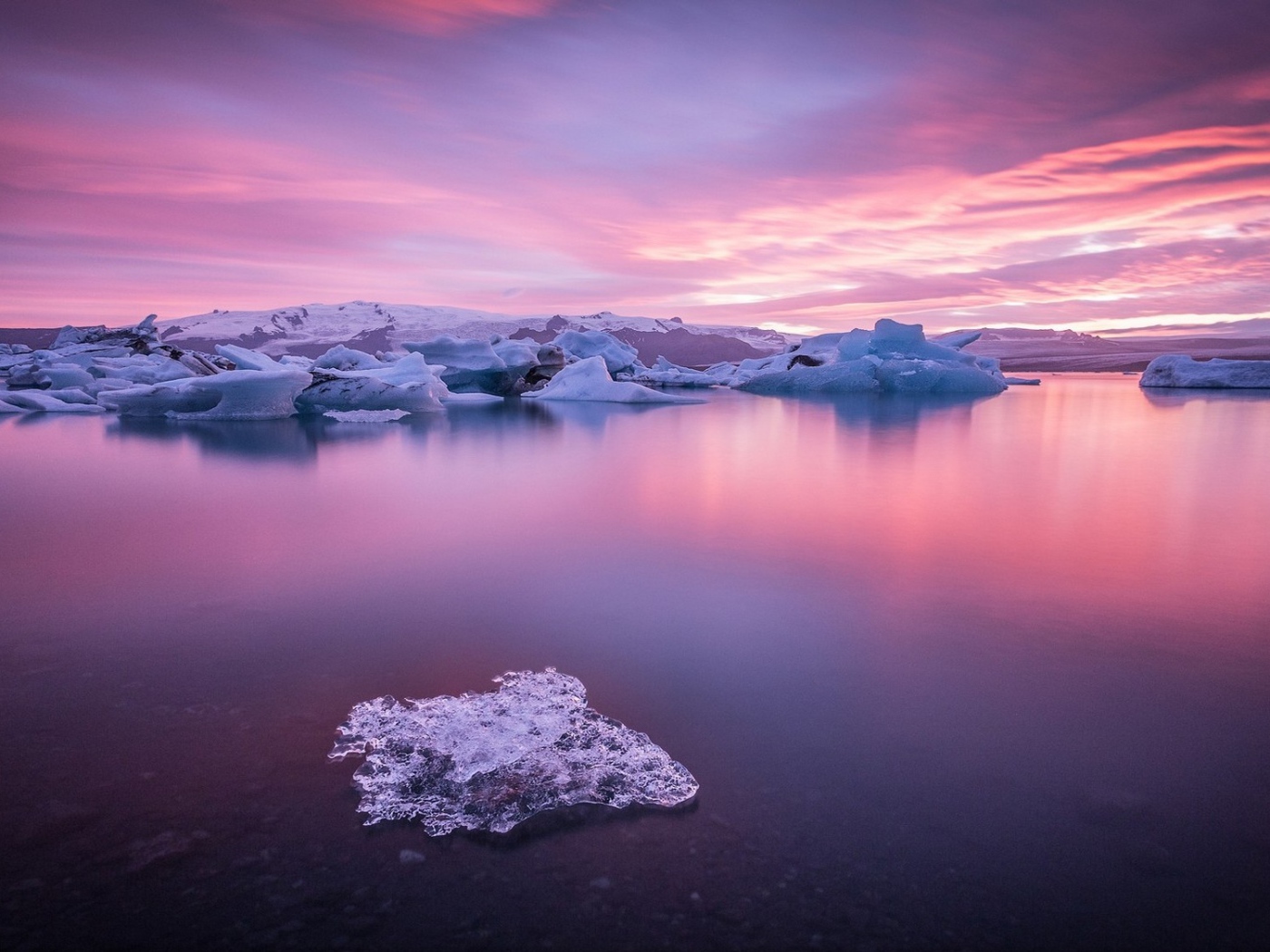Кусочки льда на поверхности розового озера
