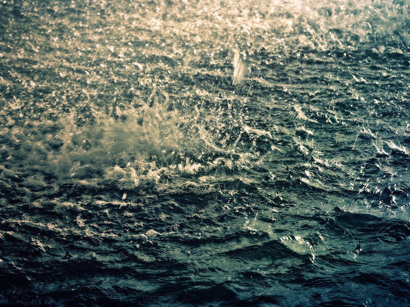 Дождь на озере