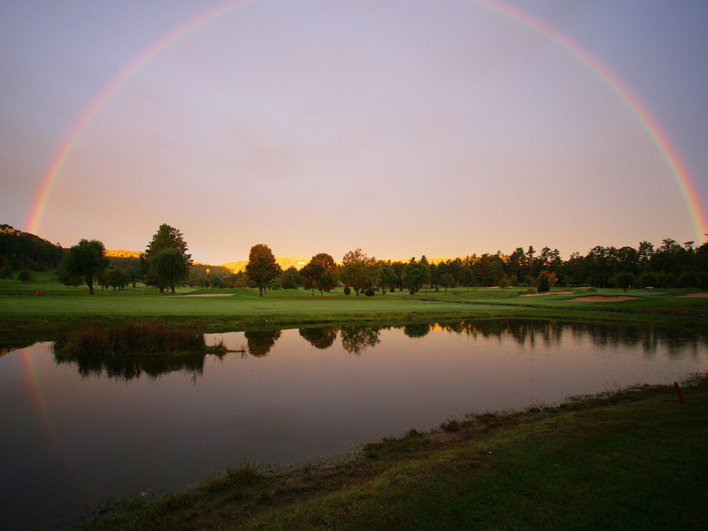 Радуга после дождя над озером