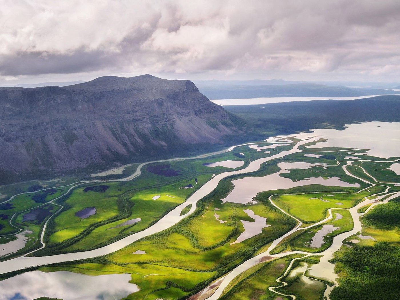 Дельта реки среди гор