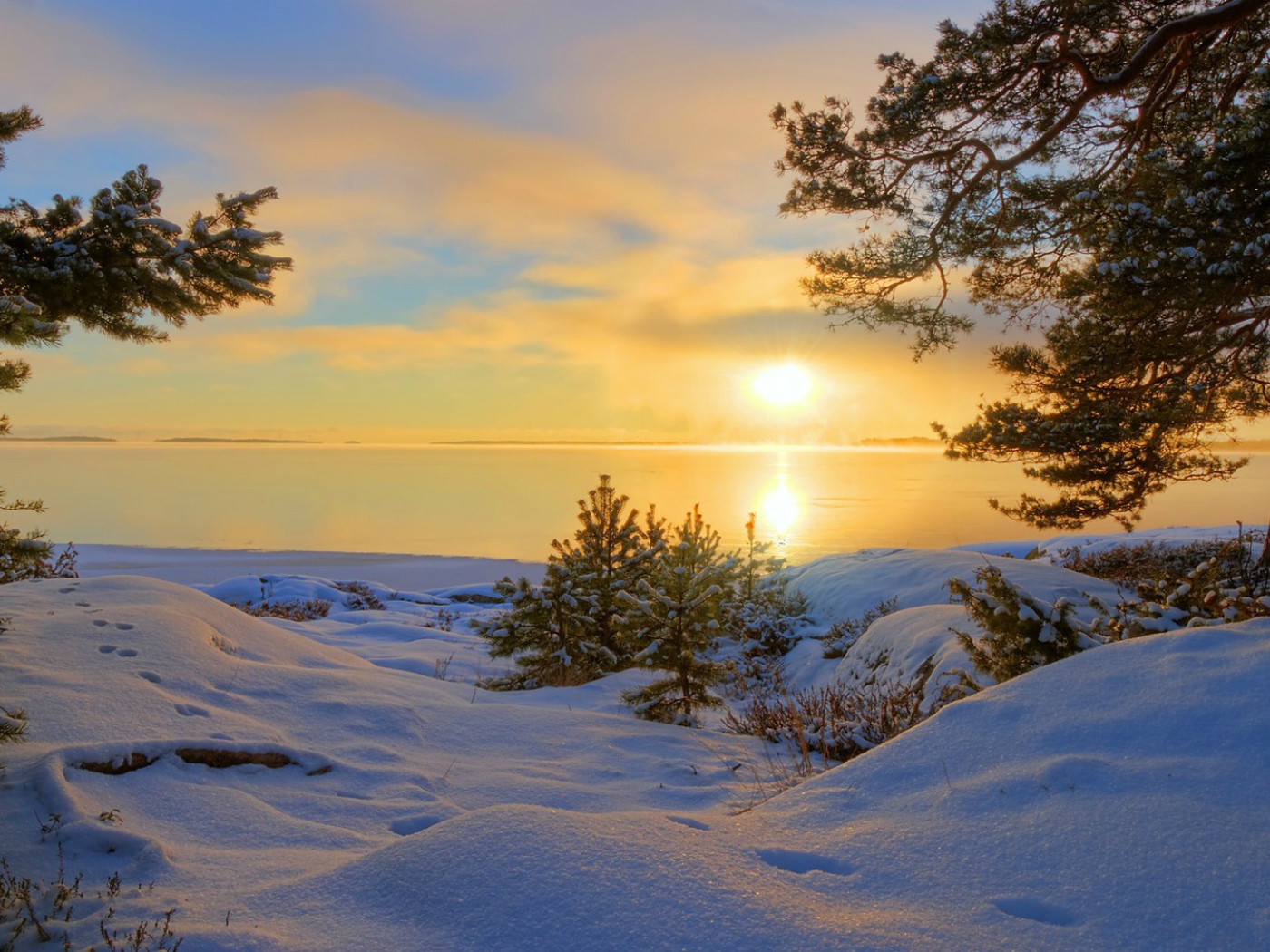 Заснеженные берега у озера