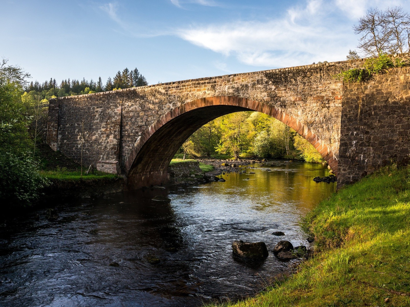 Основательный каменный мост через реку