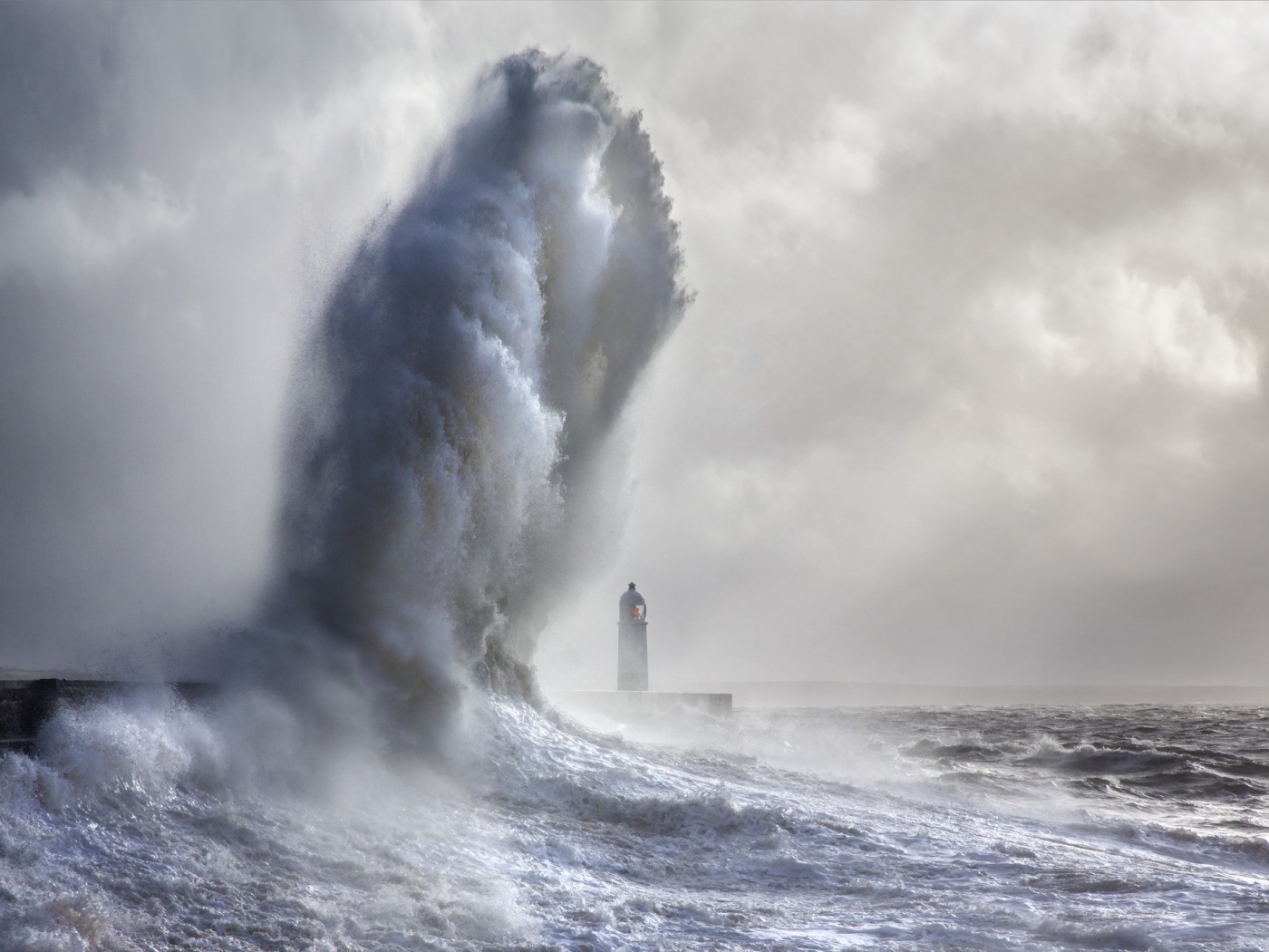 Огромная волна над маяком