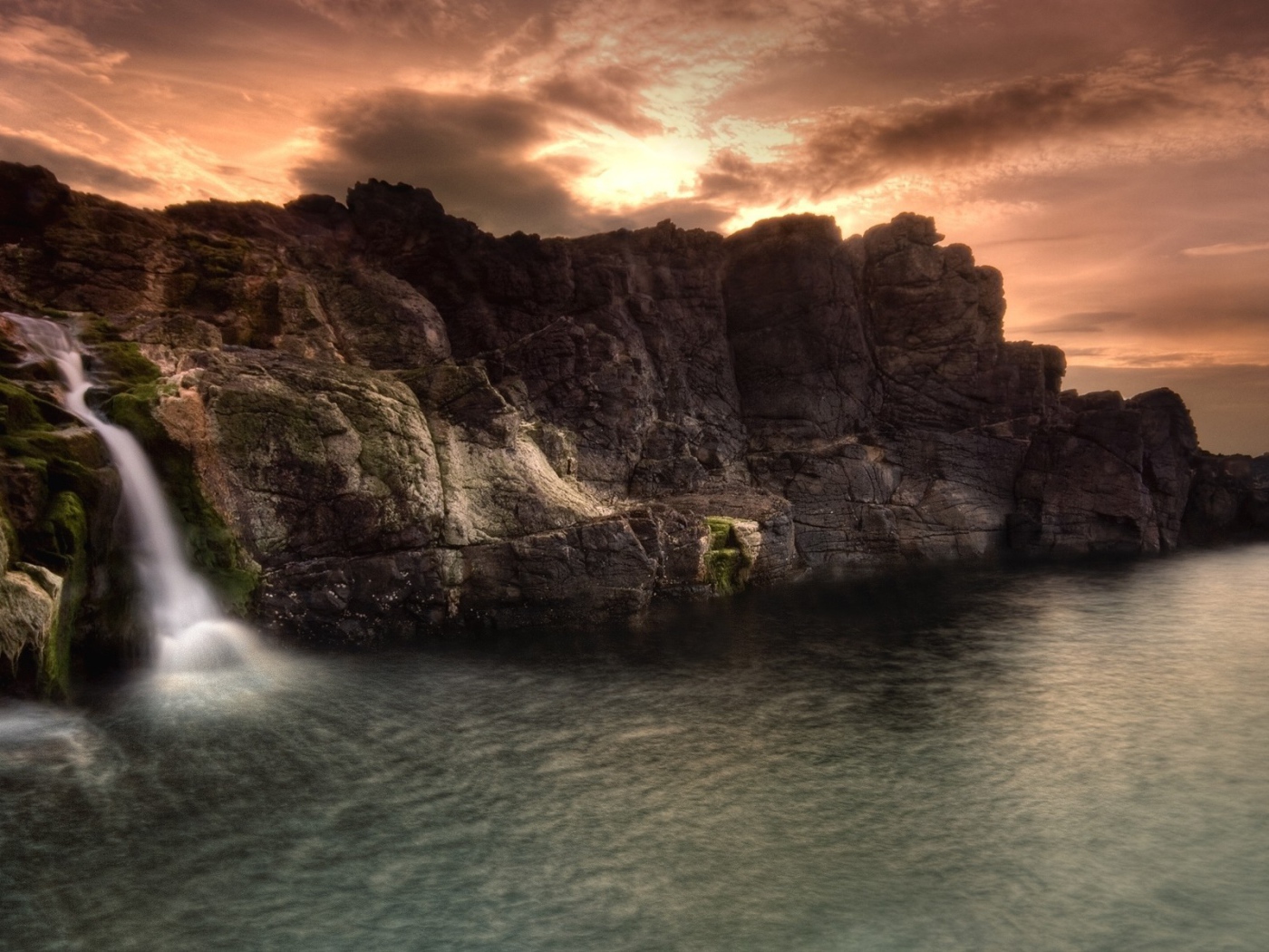 Скалы над свинцовой водой моря