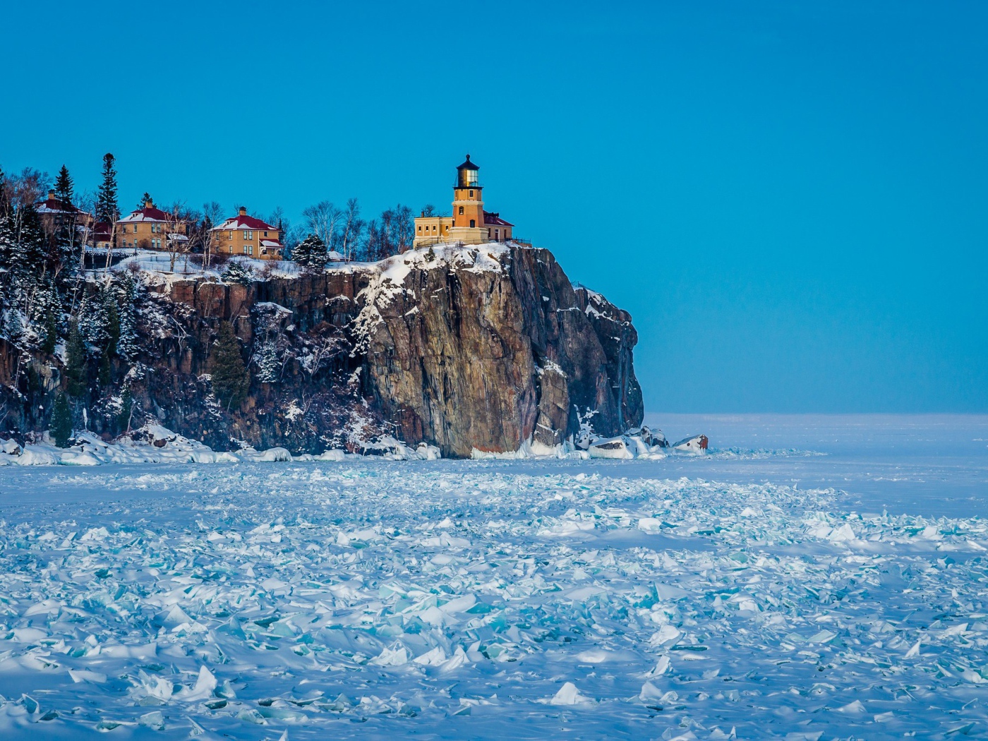 Маяк над замерзшим морем