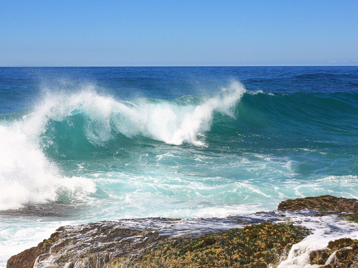 Волна прибоя бескрайнего моря