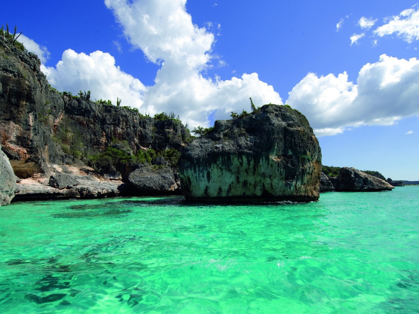 Бирюзовая вода тропического моря