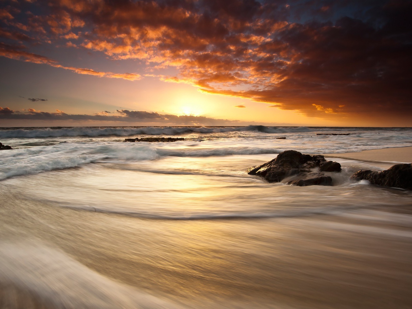 Седой прибой под оранжевым небом