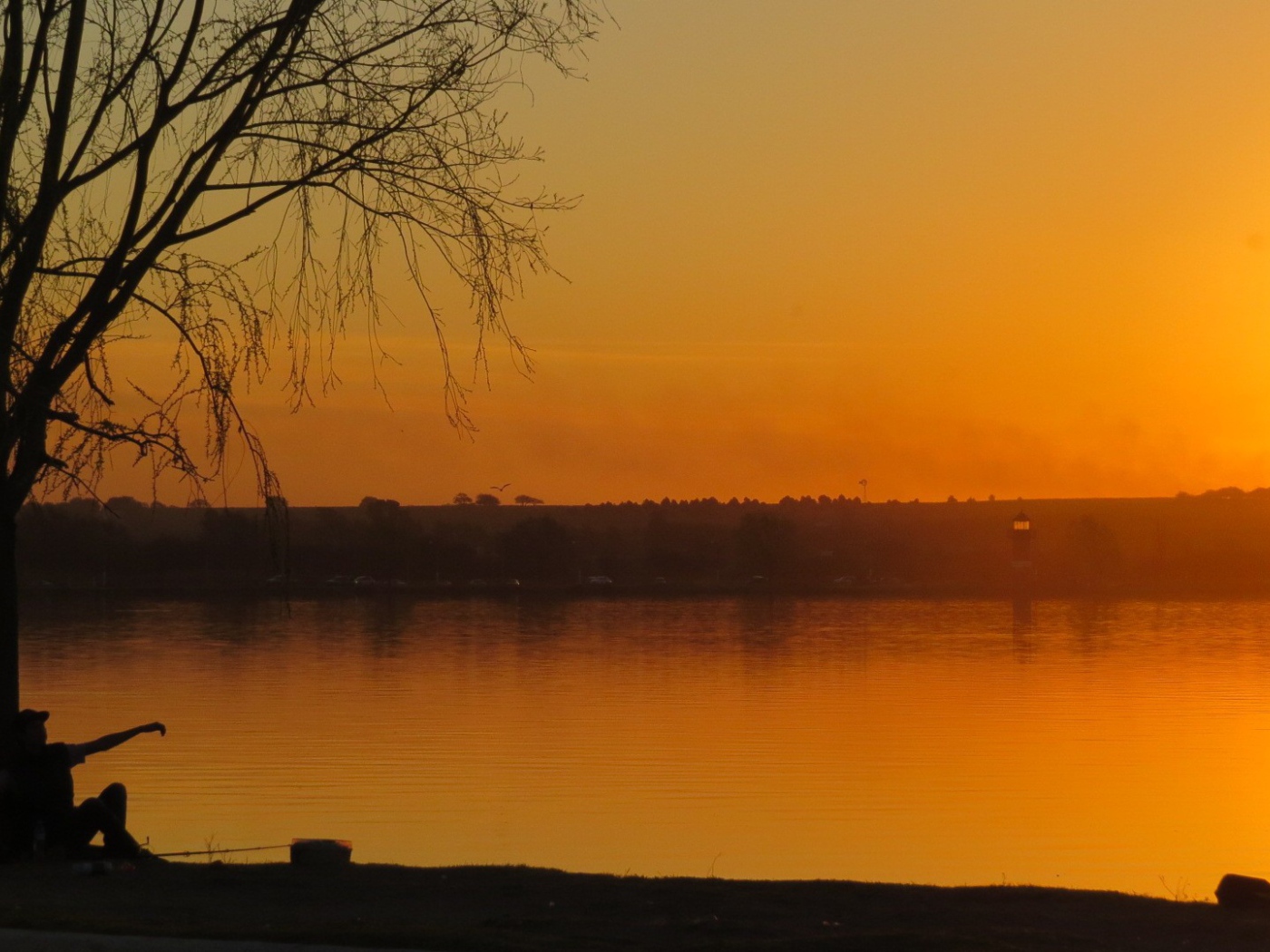 Красочный оранжевый закат на набережной
