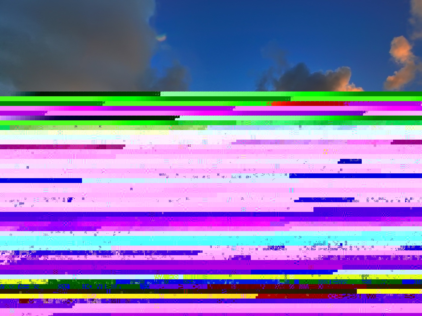 Зеленая скала на берегу моря во время заката