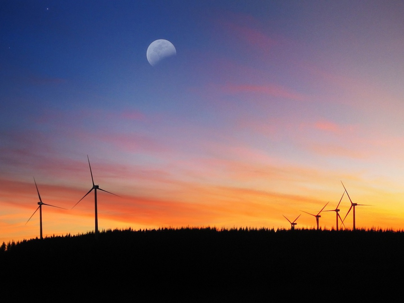 Силуэты ветряков на фоне заката