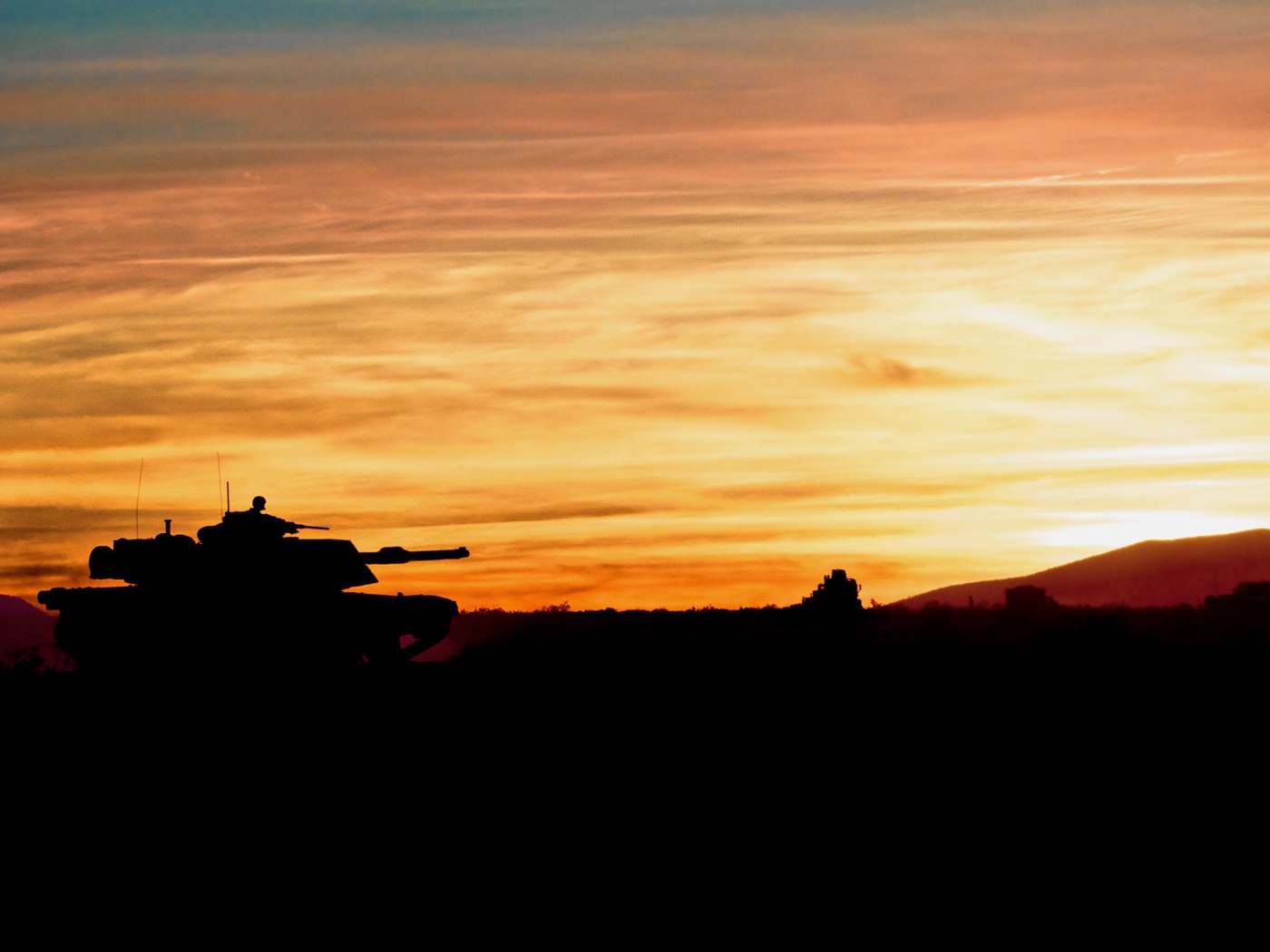 Танк на фоне заката