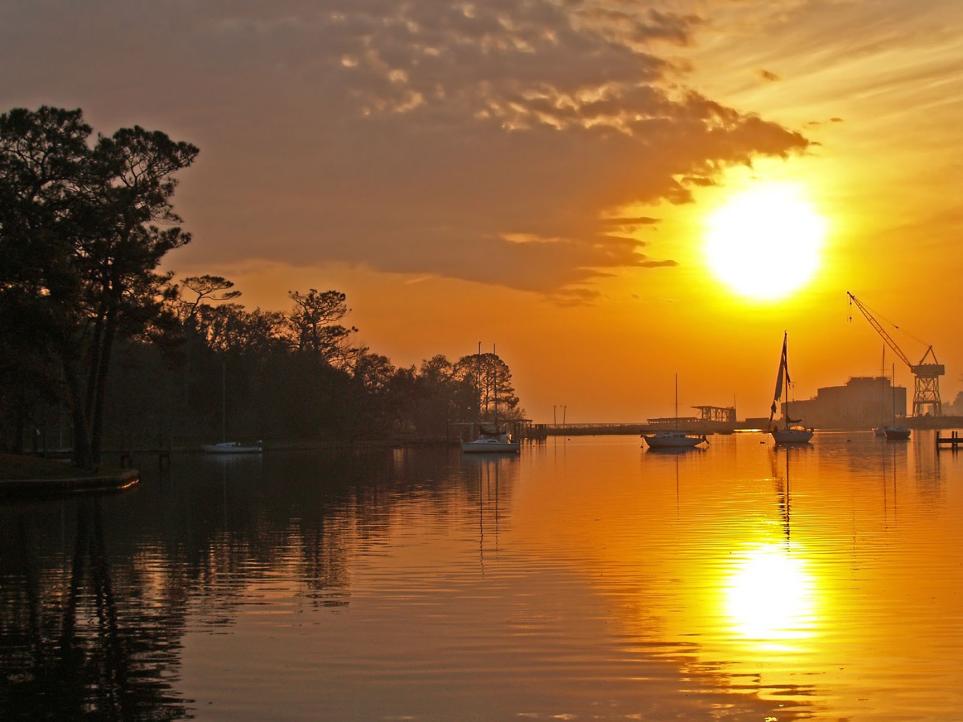 Закатное солнце в облаках над портом