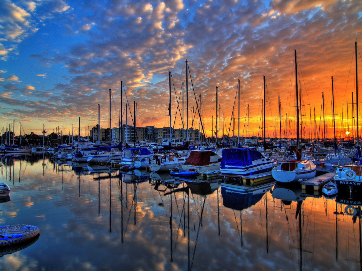 Закат на причале для лодок