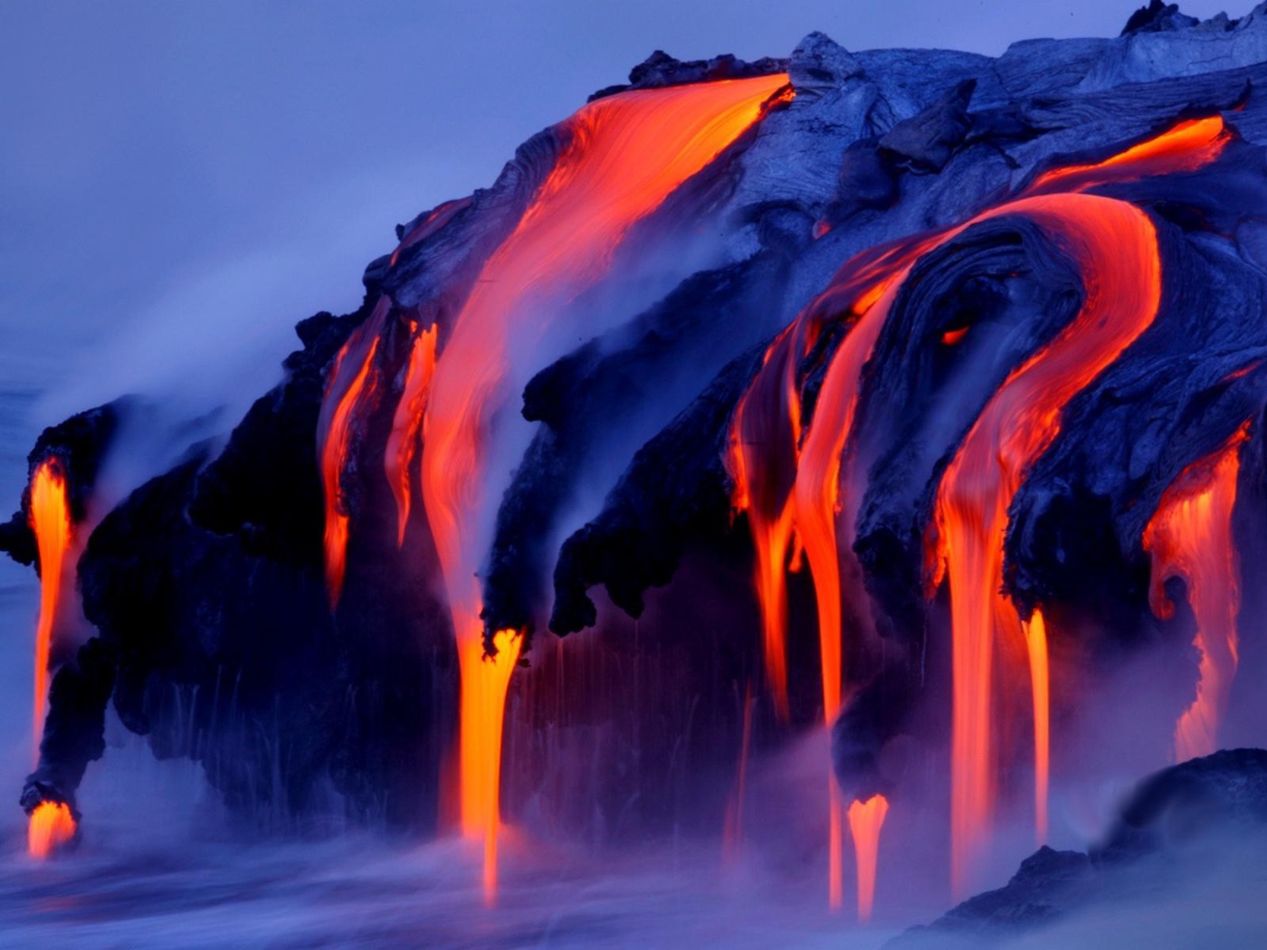 Потоки раскаленной лавы