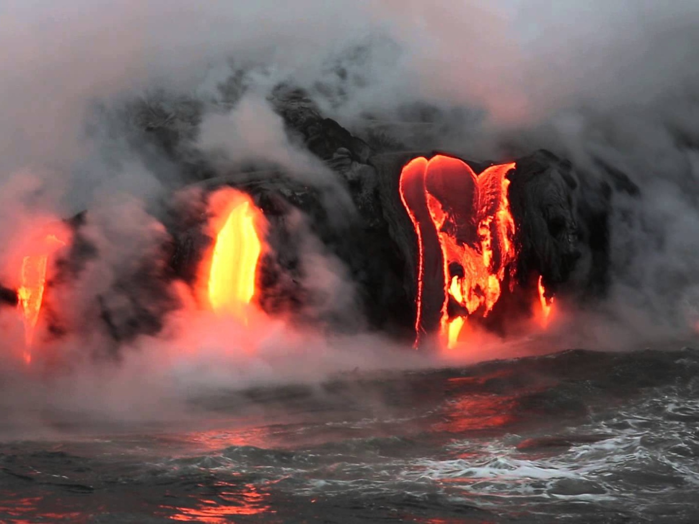 Извержение лавы в дыму