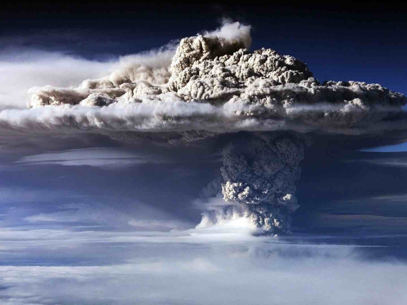 Облако вулканического пепла в небе 