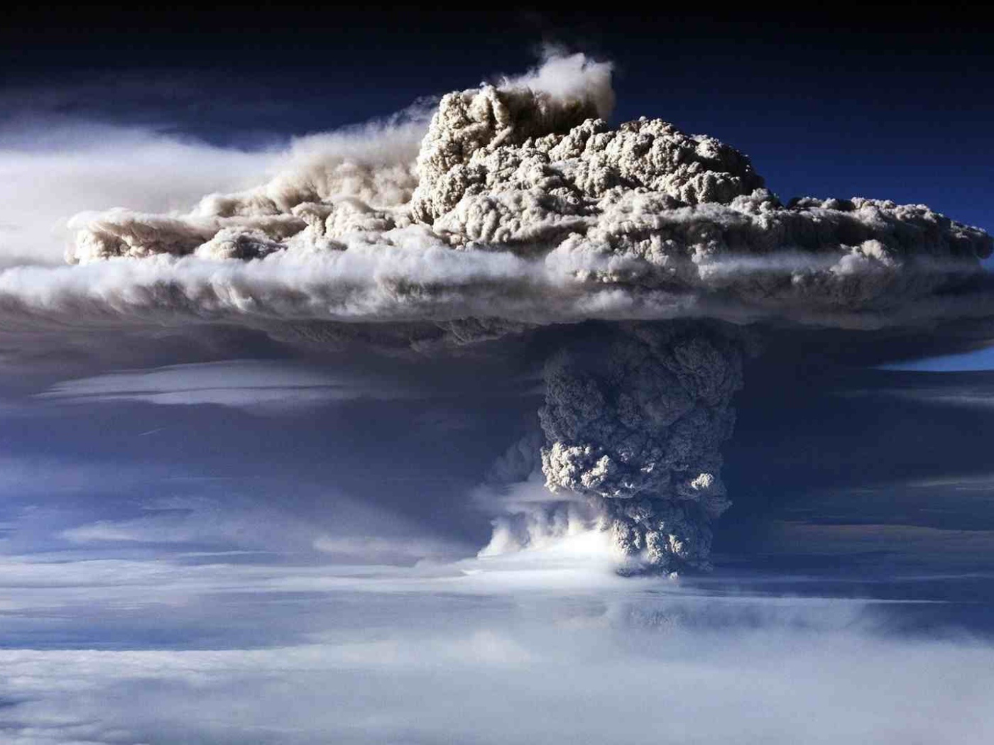 Облако вулканического пепла в небе 