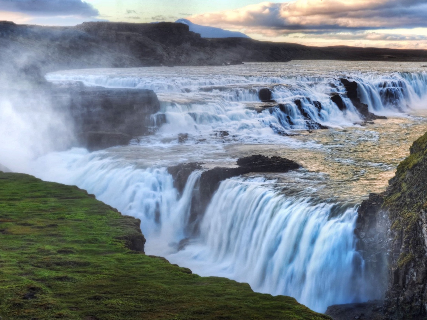 Красивый водопад в горах