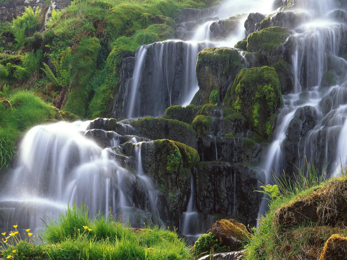 Пенистый поток стекает по скалам