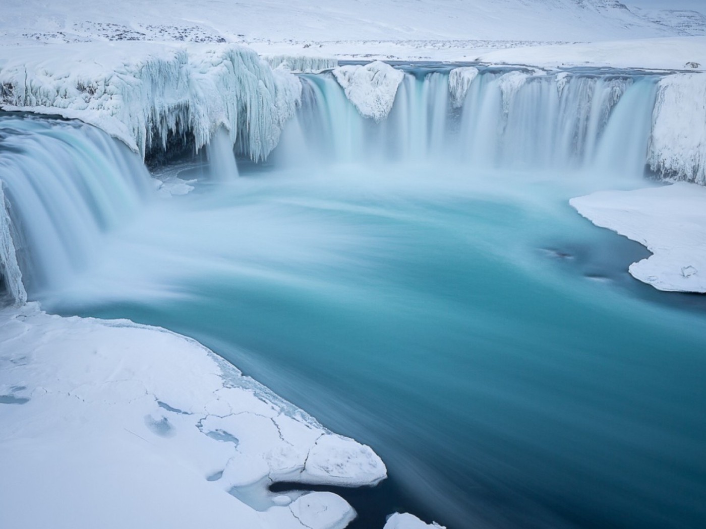 Водопады на ледниковой реке