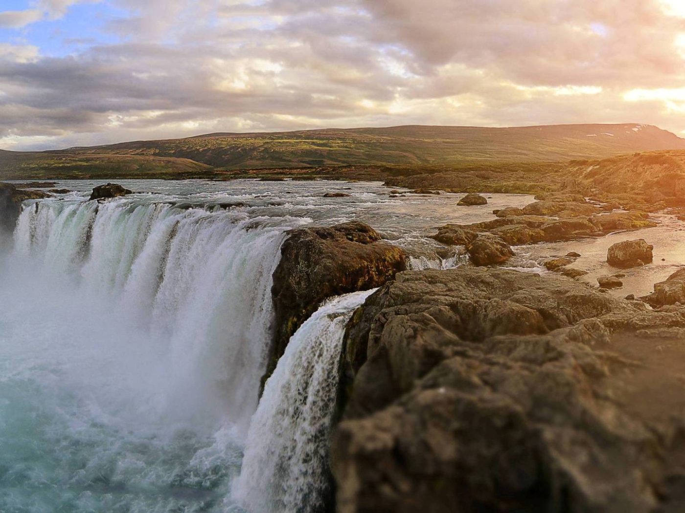 Каменистый водопад на горном плато