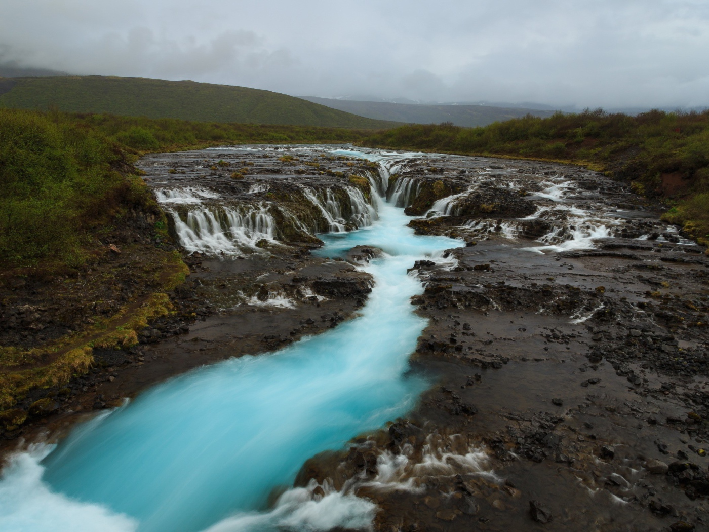 Водопад и голубая река