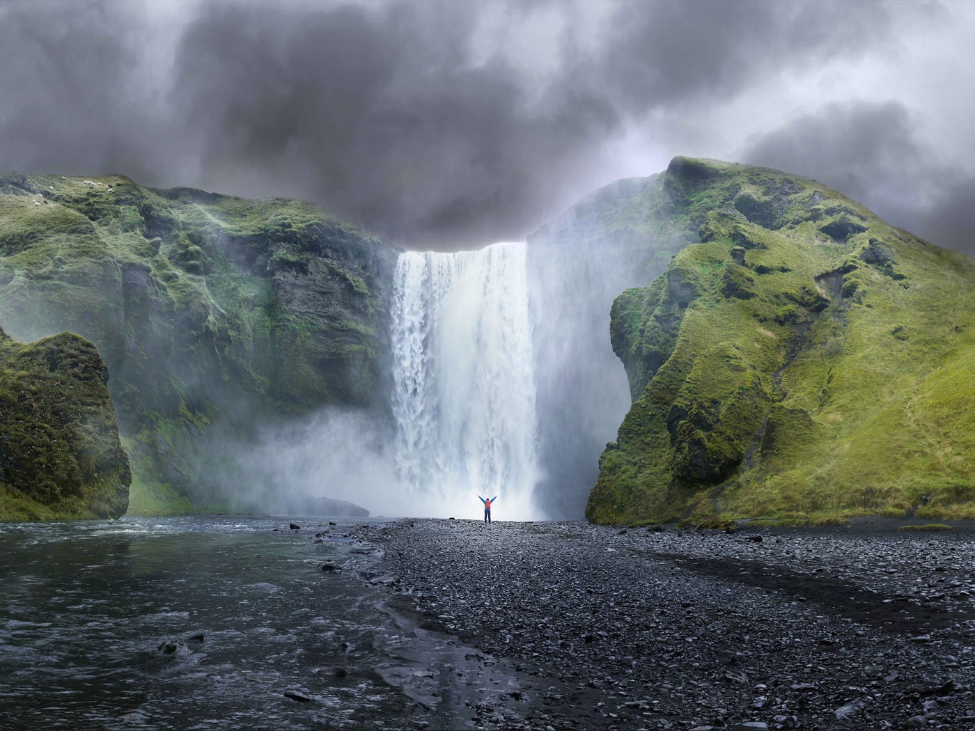 Водопад высоко в горах