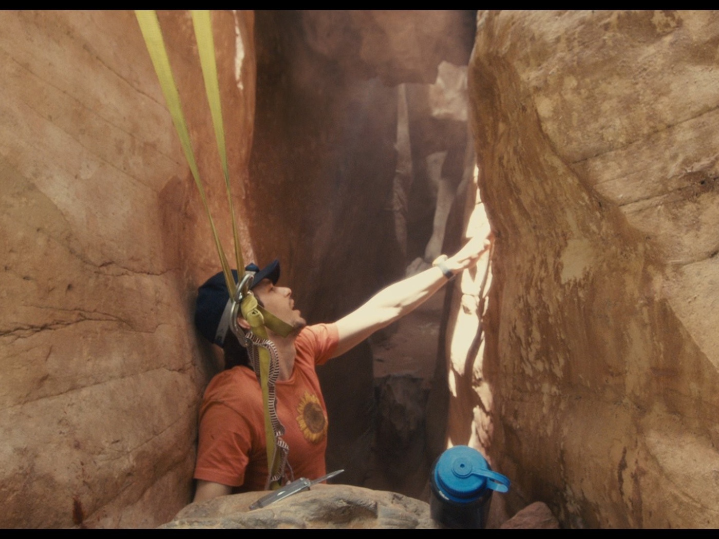 Спелеолог зажат среди скал