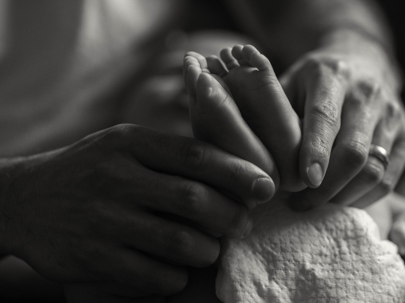 Ступни ребенка в руках отца