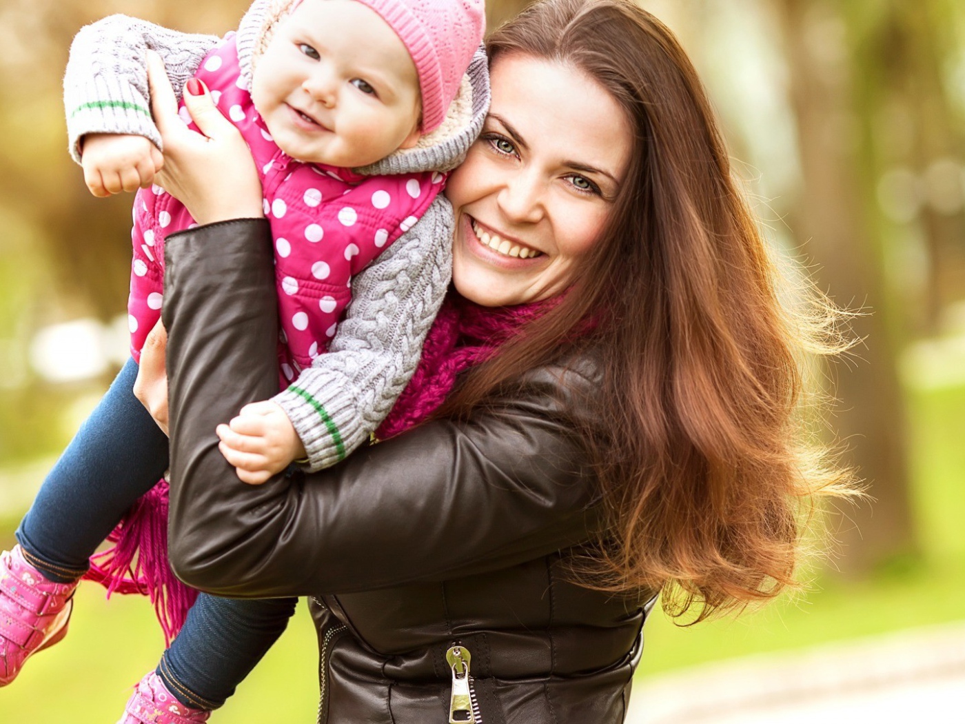 Счастливая мама с малышом на руках