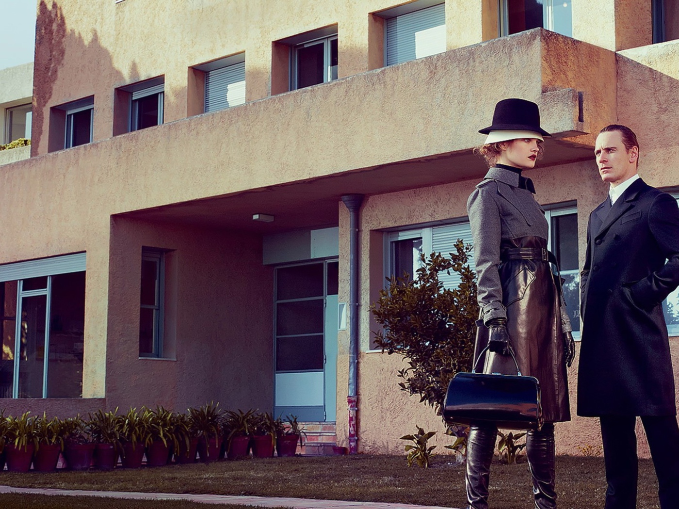 Мужчина и женщина в стиле ретро у дома