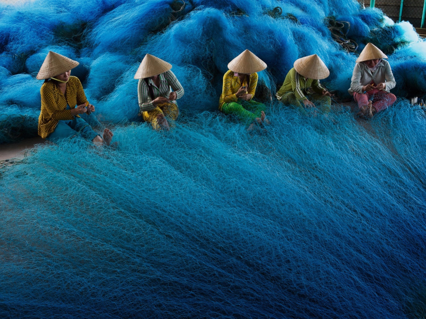 Вьетнамские женщины плетут рыболовные сети