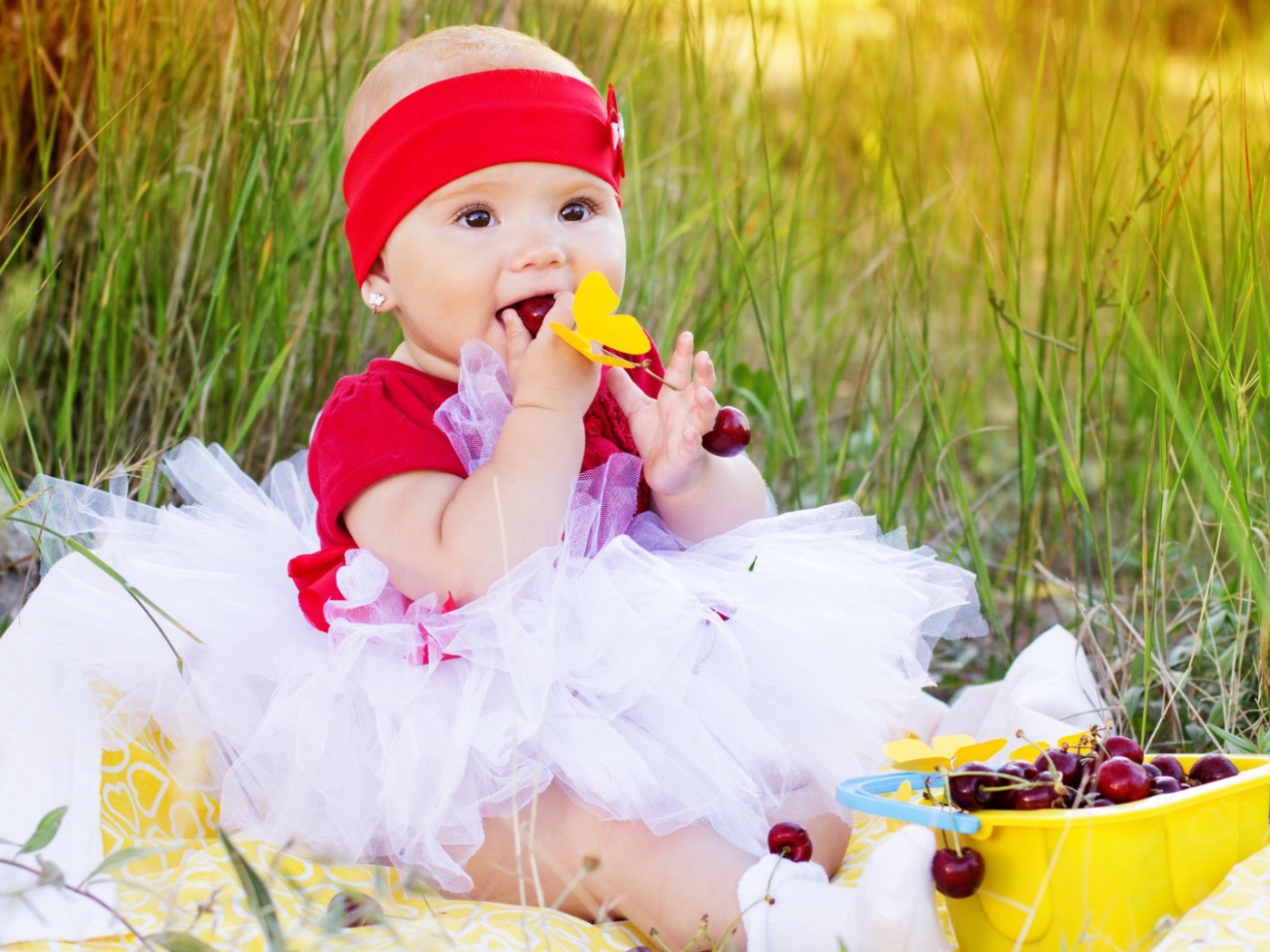 Девочка кушает спелые вишни