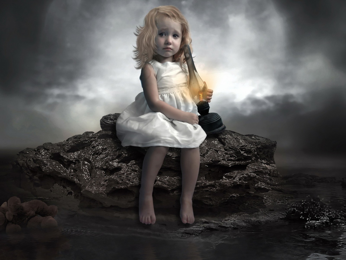 Девочка с керосиновой лампой