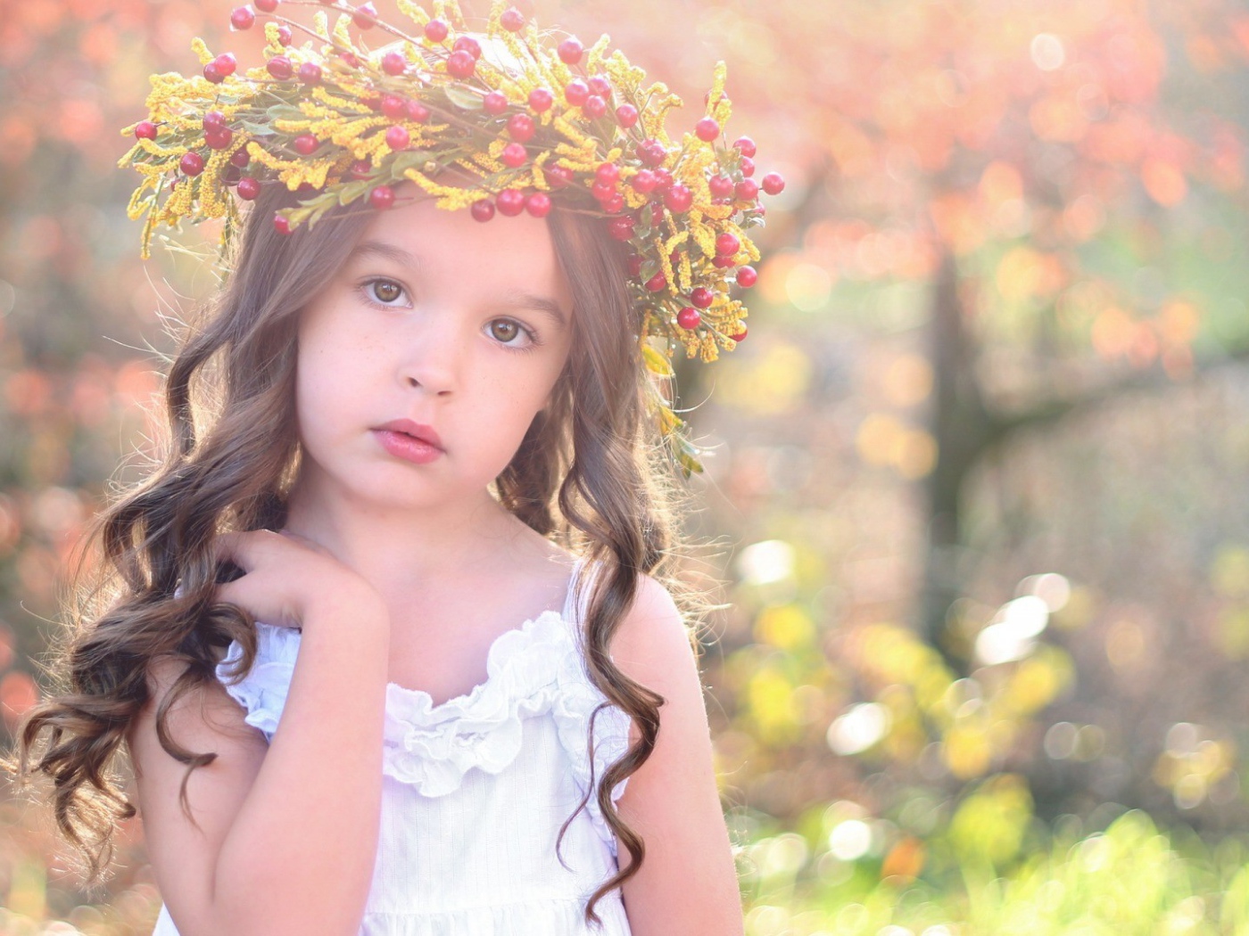 Маленькая девочка с венком на голове