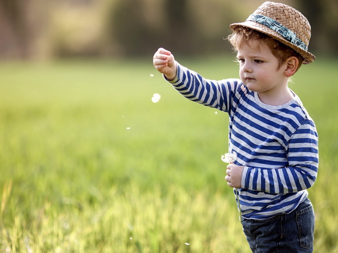 Мальчик в полосатой кофточке